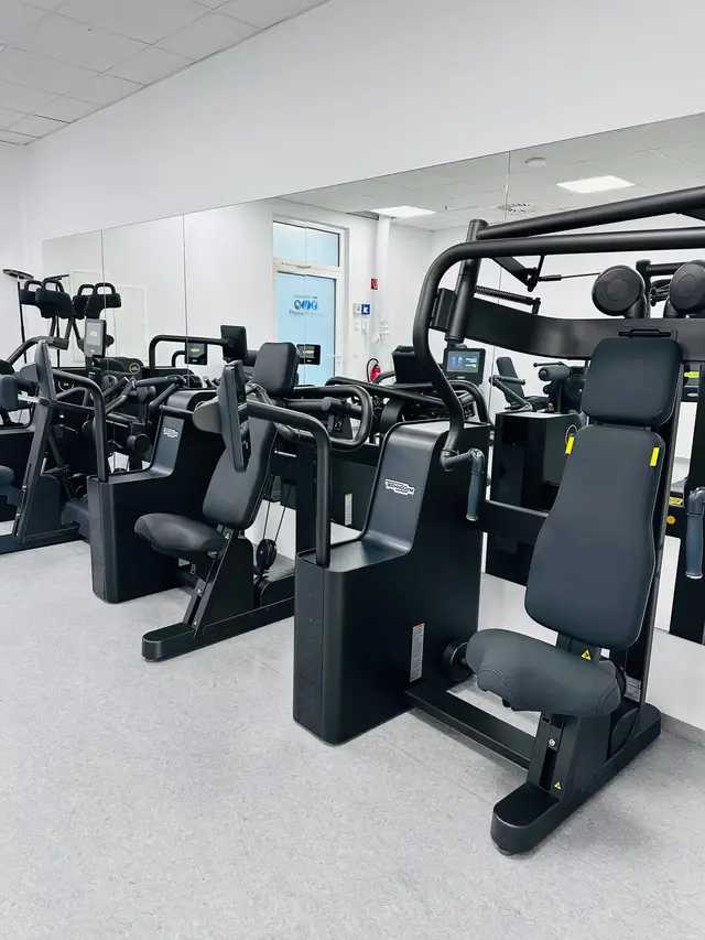 Moderne Trainingsgeräte für die Krankengymnastik am Gerät