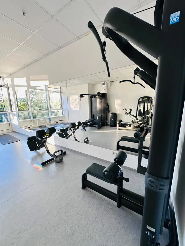 Trainingsgeräte vor der Fensterfront