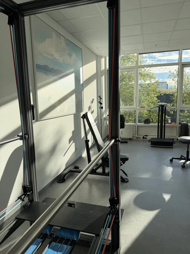 Blick durch den Trainingsrahmen zur Fensterfront