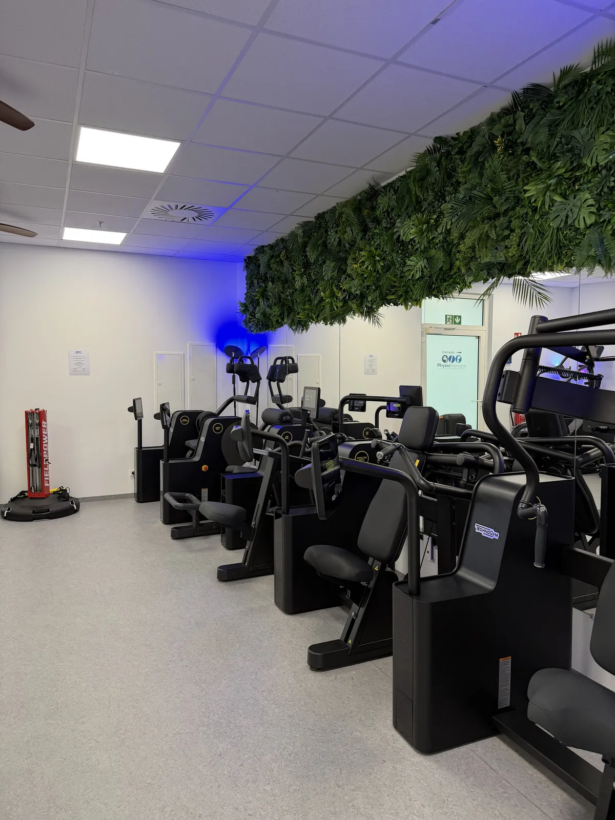 Trainingsfläche mit modernen Geräten