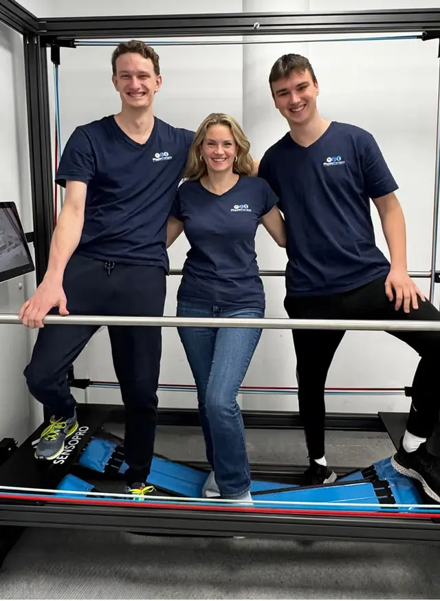 Drei Teammitglieder am Trainingsrahmen