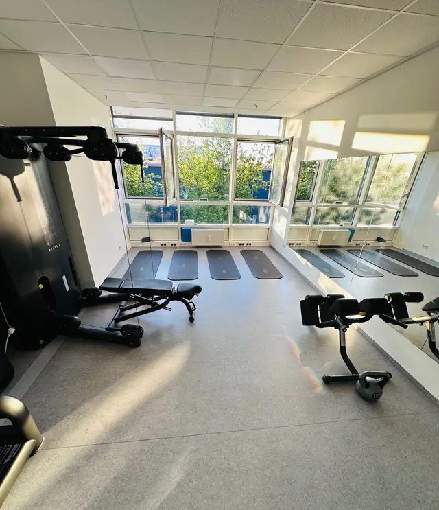 Helle Trainingsfläche mit großen Fenstern